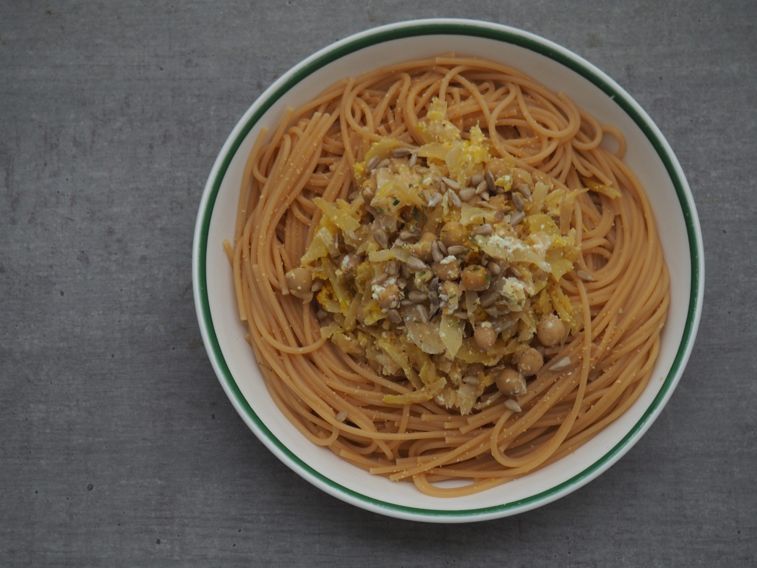 Assiette complète : chou blanc, pois chiches et spaghetti sauce lait de coco