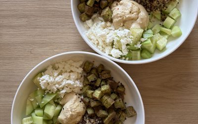 Assiette composée quinoa grillé, houmous, tofu et concombres